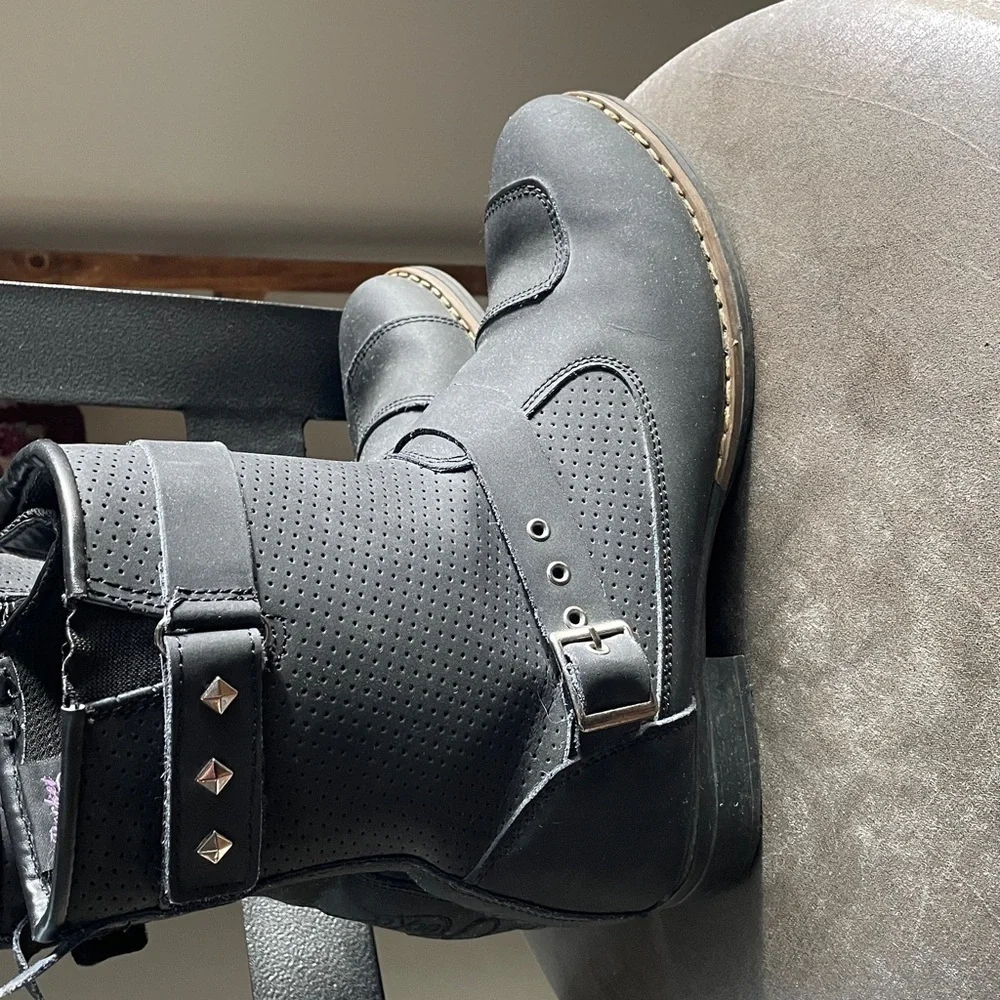 Joe Rocket Moto Adira Womens Boots
Black
Pre~Loved
Excellent Cond!!! - Picture 5 of 10